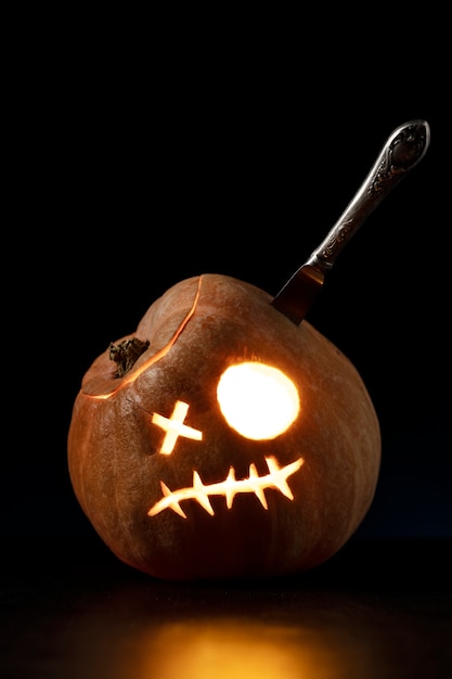 Free photo spooky halloween pumpkin carving