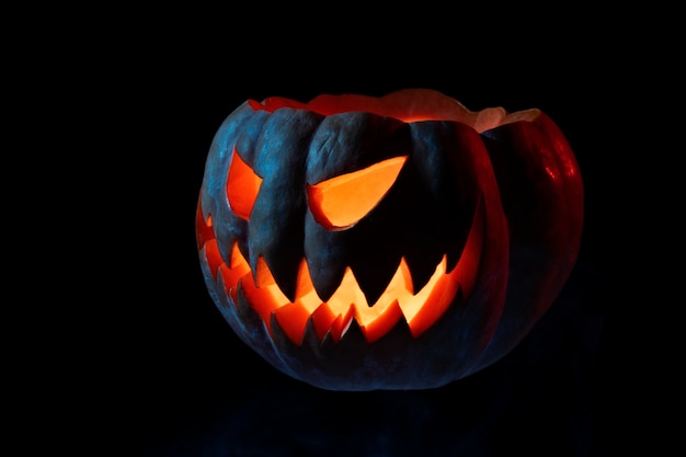 Free photo spooky halloween pumpkin carving