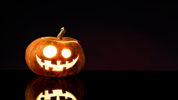 Free photo spooky halloween pumpkin carving