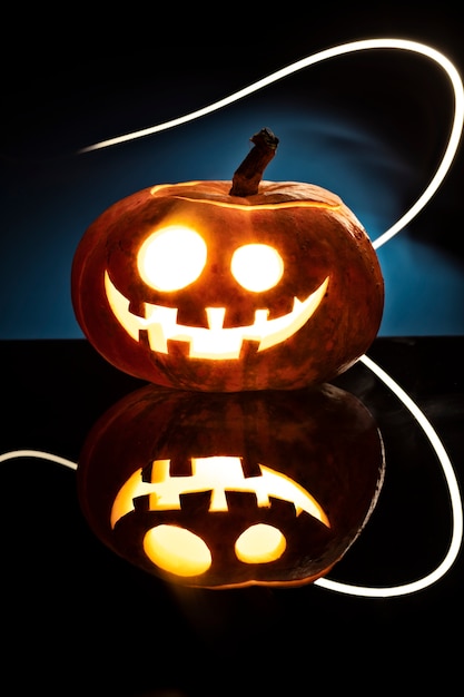 Foto gratuita intaglio spettrale della zucca di halloween