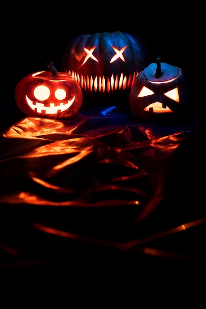 Free photo spooky halloween pumpkin carving