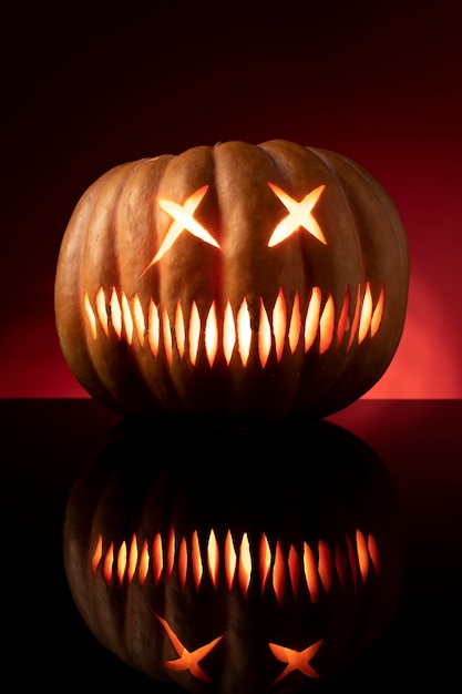 Foto gratuita intaglio spettrale della zucca di halloween