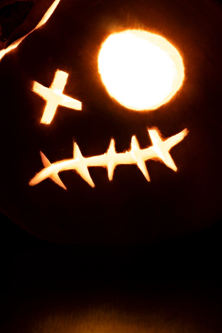 Free Photo spooky halloween pumpkin glowing face
