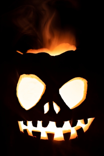 Free photo spooky halloween pumpkin glowing face