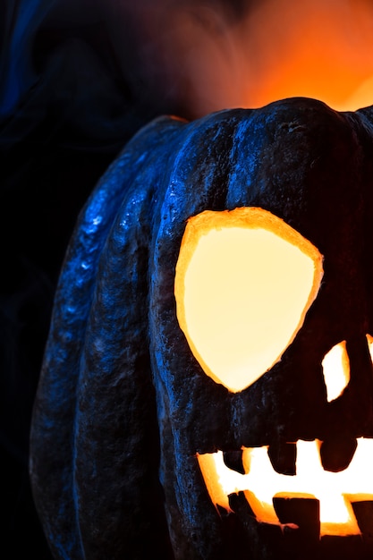 Free photo spooky halloween pumpkin glowing face