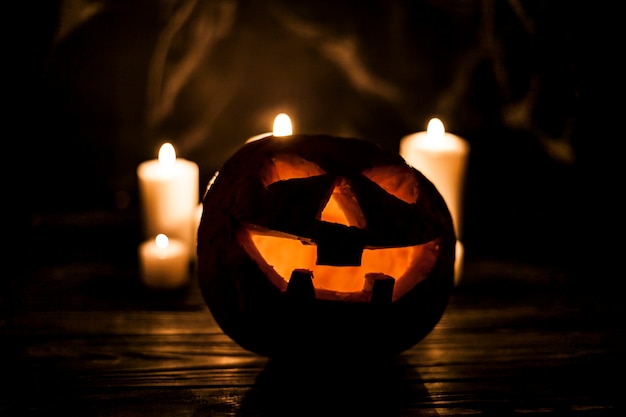 Foto gratuita spettrali candele pubblicitarie jack-o-lantern