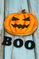 Free photo spooky jack-o-lantern cookie