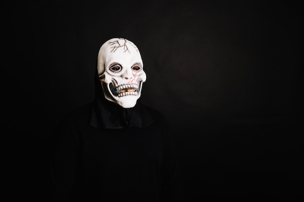 Free photo spooky man in white halloween mask