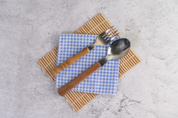 Foto gratuita cucchiaio e forchetta posizionati su fazzoletti bianchi e blu