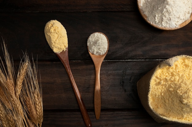 Foto gratuita cucchiai per ingredienti pieni di farina