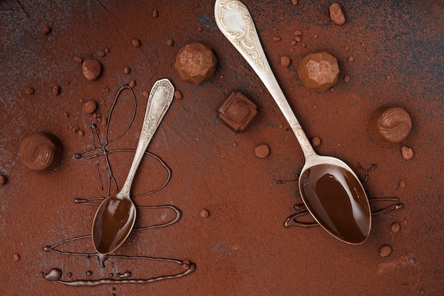 Ложки с шоколадным сиропом, трюфелями и какао-порошком