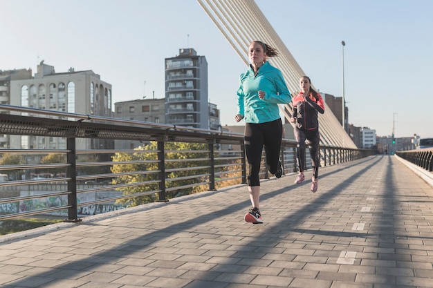 Free photo sporstswomen running in the city