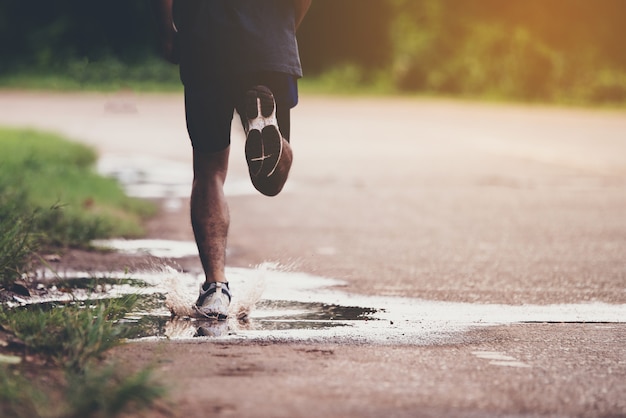 スポーツコンセプト、路上でランナーと男を閉じる