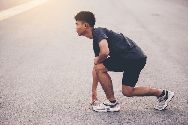 スポーツコンセプト、路上でランナーと男を閉じる