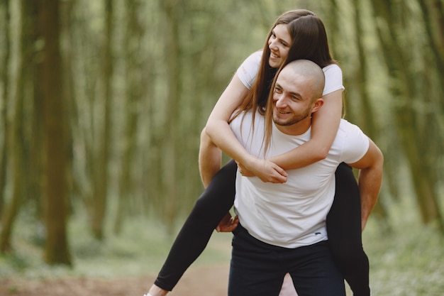 Le coppie di sport trascorrono il tempo in una foresta dell'estate