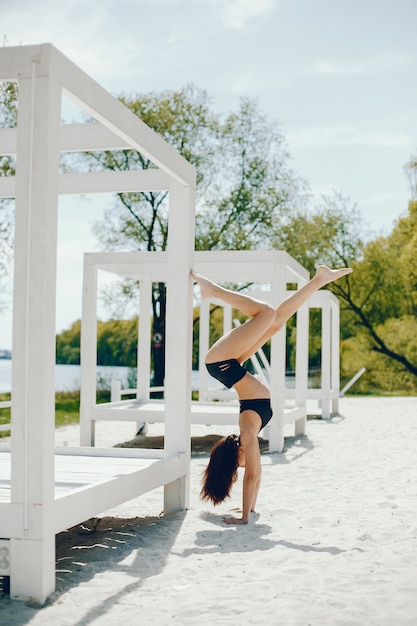 Foto gratuita ragazza sportiva su una spiaggia