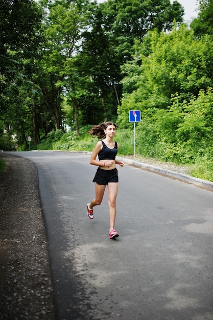 녹색 공원에서 달리고 자연에서 훈련하는 운동복을 입은 스포츠 소녀 건강한 생활 방식