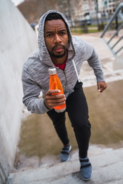 階段を駆け上がるスポーツ男。