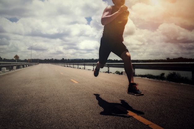 Спортивный человек с бегуном на улице бежит на тренировку
