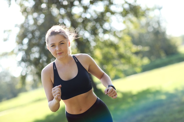 Спорт на открытом воздухе, бег девушки, бег трусцой