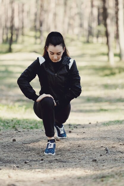 Спорт на открытом воздухе, девушка растяжения, девушка растяжения