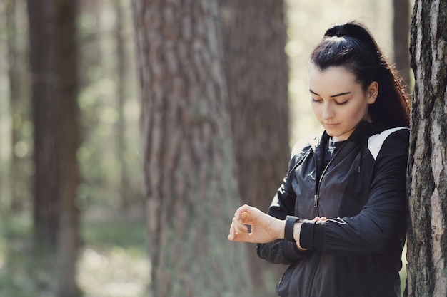 Sport all'aperto, ragazza streching