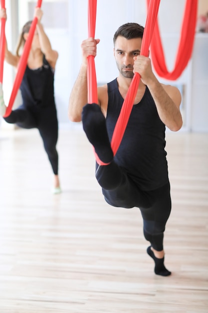 Allenatori sportivi che fanno attività di stretching con biancheria