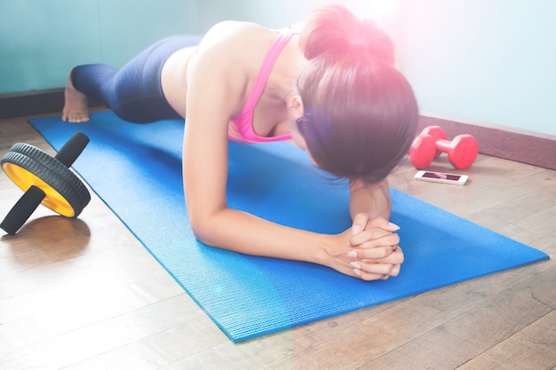 L'allenamento sportivo misura l'atleta che riposa l'acqua