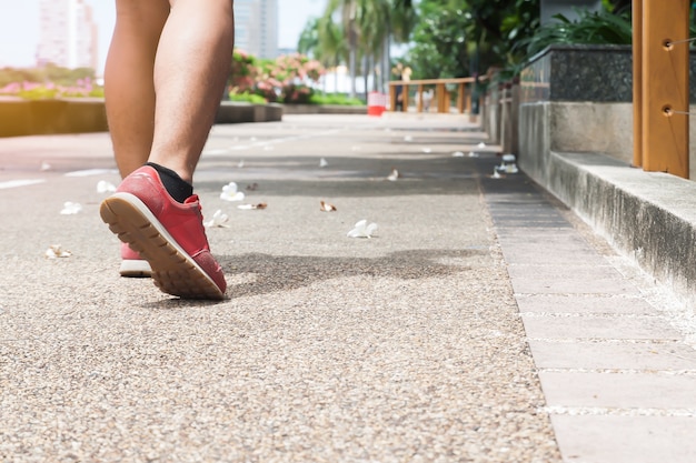 Foto gratuita sport, uomo che cammina nel parco, concetto sano di stile di vita