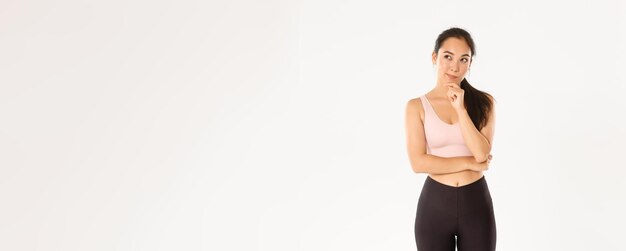 スポーツの健康とアクティブなライフ スタイル コンセプト思慮深いアジア フィットネス女の子女性アスリート思考 o