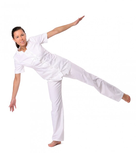 Foto gratuita donna di sport che fa esercizio di yoga