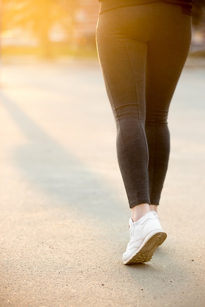 ストリートでのスポーツの女性