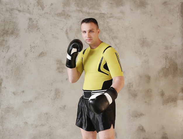 Спортивный мужчина показывает приемы бокса