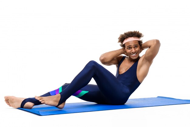 Спортивный человек тренируется на коврик для йоги