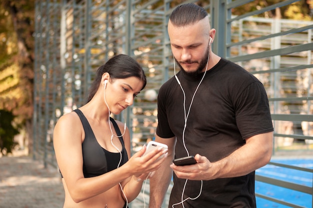 携帯電話を見せ合う陽気な若者