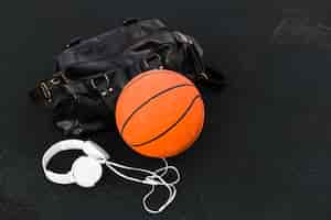 Free photo sports bag and basketball