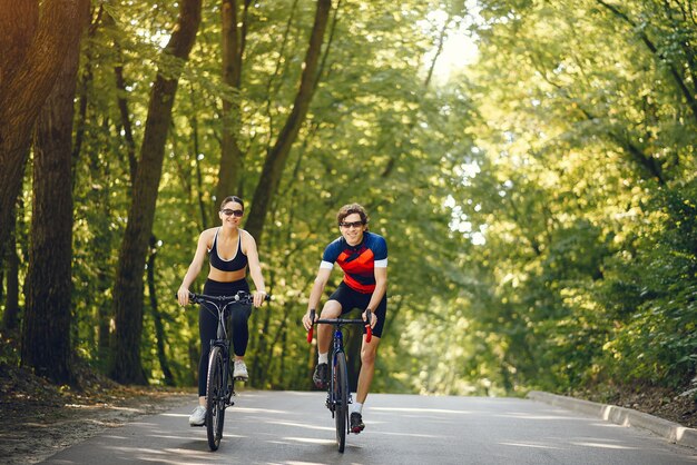 여름 숲에서 자전거를 타고 스포츠 커플