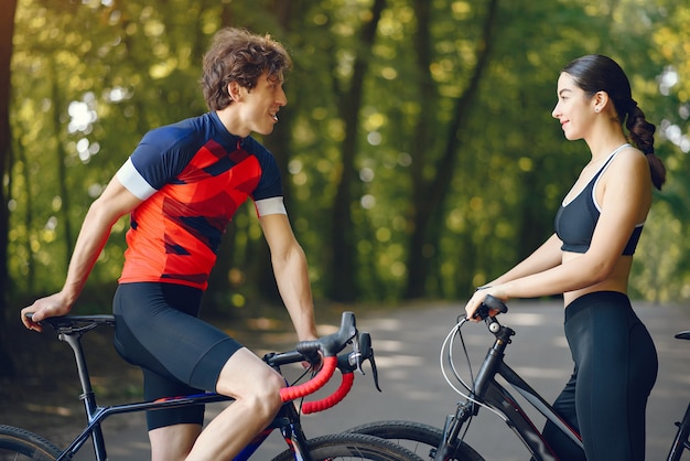 夏の森でバイクに乗ってスポーツカップル