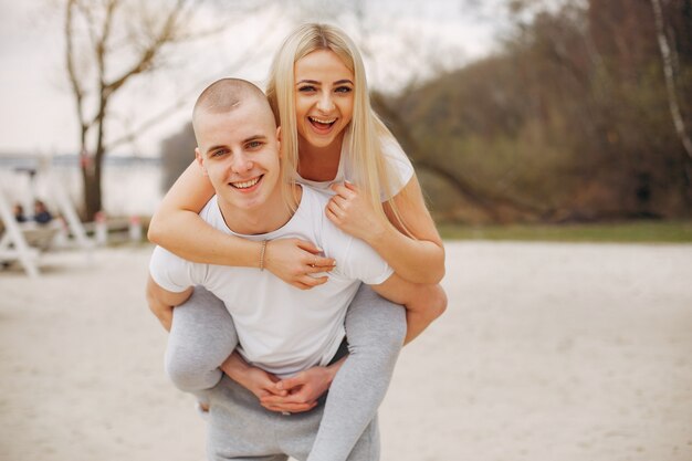 Free photo sports couple in a summer park