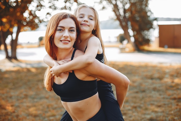 Famiglia sportiva in un parco estivo