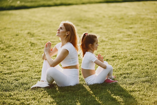 Famiglia di sport in un parco estivo