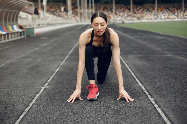 Спортивная тренировка девушки на стадионе