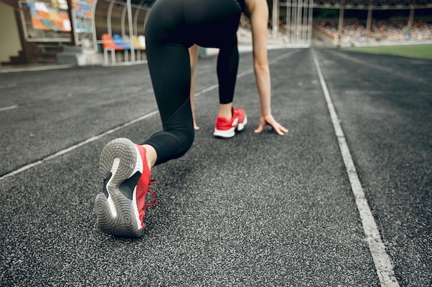 Foto gratuita allenamento sportivo ragazza allo stadio