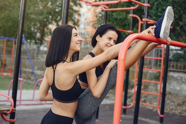 Тренировки спортивных девушек в летнем парке