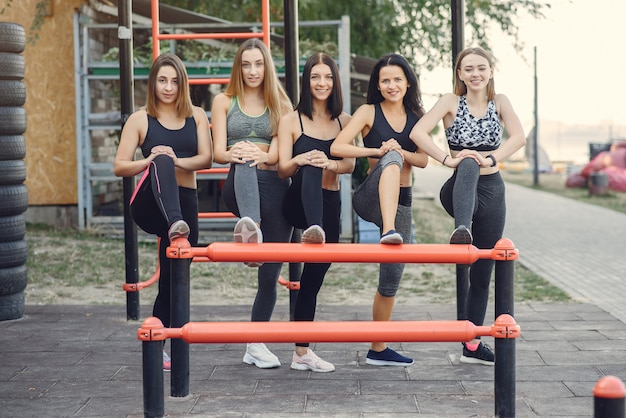 Mette in mostra le ragazze che si preparano in un parco dell'estate