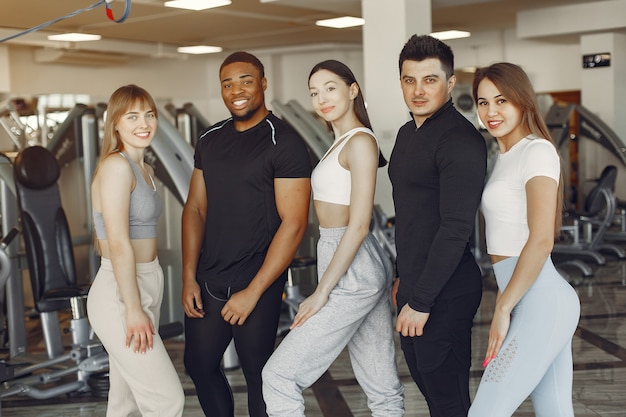 Free photo sports group standing in a gum