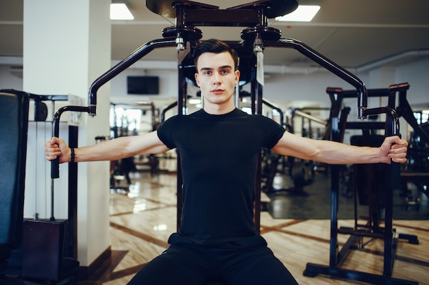 Foto gratuita uomo di sport in una ginnastica mattutina