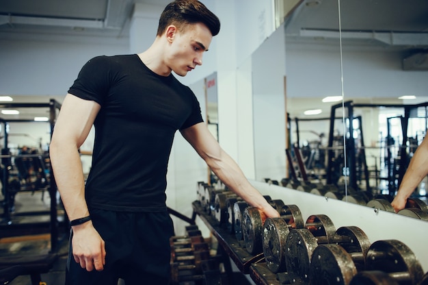 Foto gratuita uomo di sport in una ginnastica mattutina