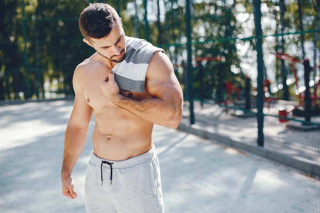 Free photo sports man in a morning summer park