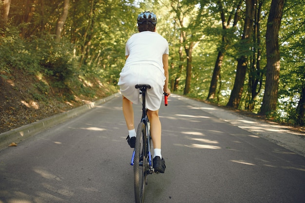 夏の森で自転車に乗ってスポーツ男